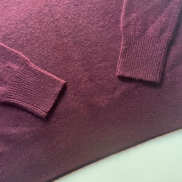 Aqua 100% Cashmere V-Neck Sweater Burgundy Size Small - Picture 4 of 9